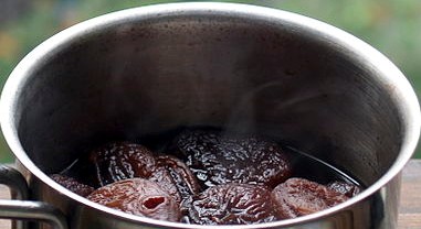 Red Wine Apricot Preserves